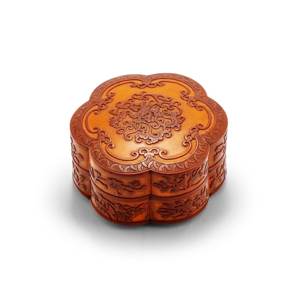 全萤幕检视 - 查看114Petite boîte hexalobée en placage de bambou sculpté Dynastie Qing, XVIIIE - XIXE siècle | 清十八至十九世紀 文竹帖黃花卉紋梅花式蓋盒 | A small bamboo-veneer lobed box and cover, Qing Dynasty, 18th-19th century的1