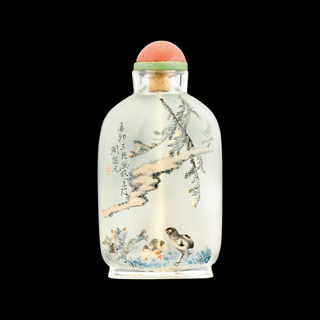 View full screen - View 1 of Lot 1045. An inside-painted glass 'chickens' snuff bottle By Ziyizi, signed Zhou Leyuan, dated xinmao year, corresponding to 1891 | 辛卯(1891年) 自怡子作玻璃內畫錦雞紋鼻煙壺 《周樂元》款.