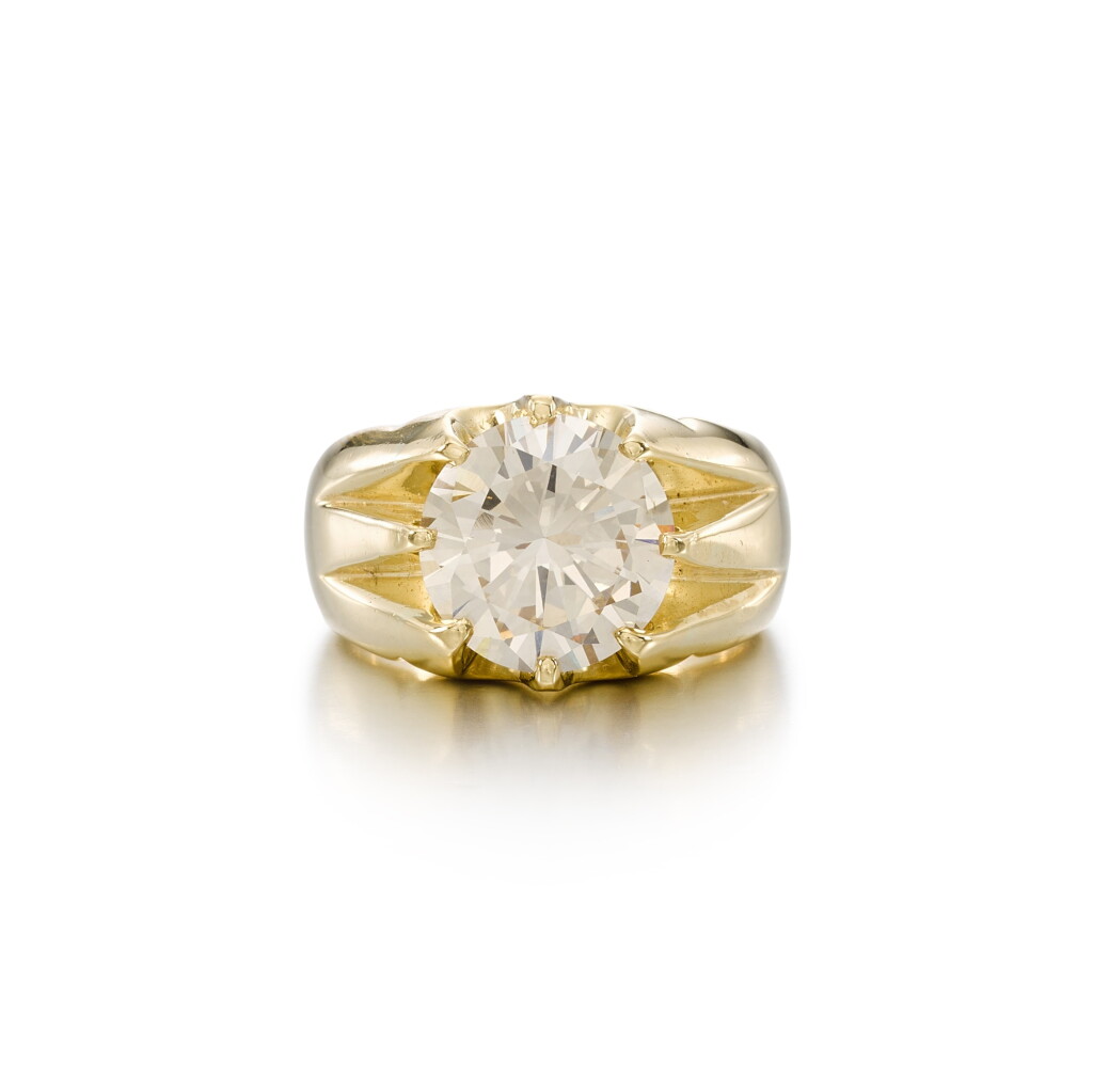 View full screen - View 1 of Lot 118. Diamond ring .