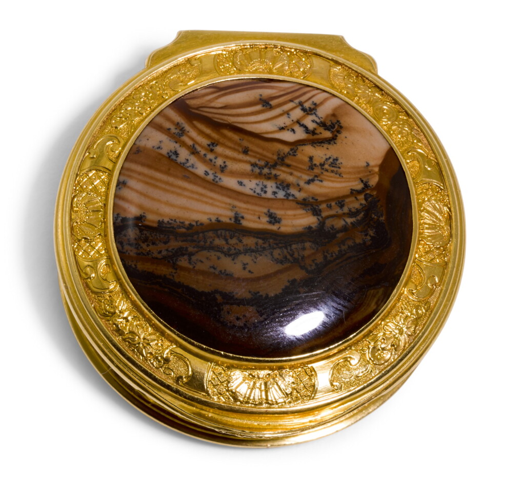 View full screen - View 1 of Lot 31. A small gold and hardstone box, probably London, circa 1750.