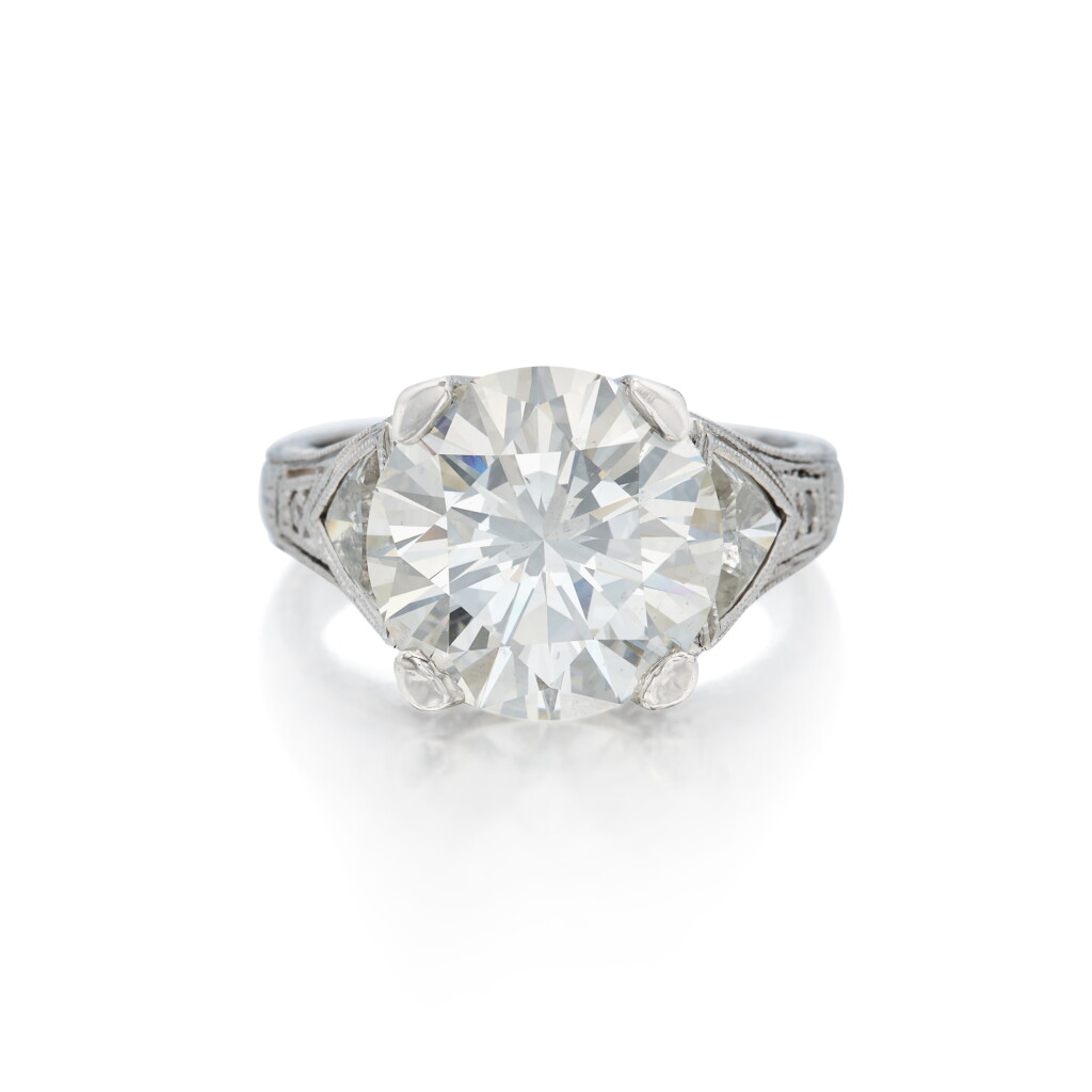 View full screen - View 1 of Lot 45. Diamond Ring.