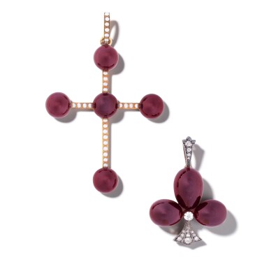 View full screen - View 1 of Lot 218. Deux pendentifs grenat | Two garnet pendants.