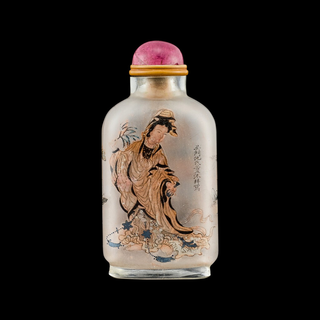 View full screen - View 1 of Lot 1066. An inside-painted glass 'Guanyin' snuff bottle By Ma Shaoxian, dated bingwu year, corresponding to 1906 | 丙午(1906年) 馬紹先作玻璃內畫觀音菩薩像鼻煙壺.