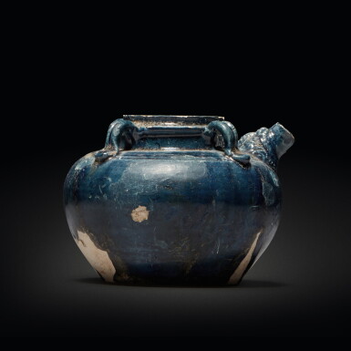 Voir en plein écran - Voir 1 du lot 540. A small blue-glazed pottery globular ewer, Tang dynasty | 唐 藍釉壺.