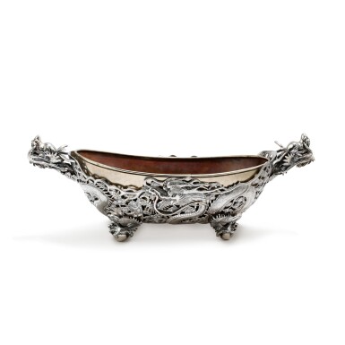 View full screen - View 1 of Lot 394. A Chinese oval silver centertable, Luen Wo, Shanghai, circa 1890 | Centre de table ovale en argent par Luen Wo, Shanghai, vers 1890.