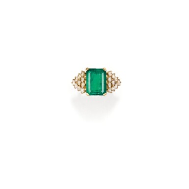 View full screen - View 1 of Lot 53. BAGUE ÉMERAUDE ET DIAMANTS | EMERALD AND DIAMOND RING.