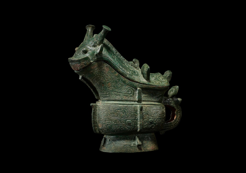 View full screen - View 1 of Lot 3604. An exceptionally rare archaic bronze ritual wine vessel and cover, gong, Late Shang dynasty | 商末 青銅獸形觥.