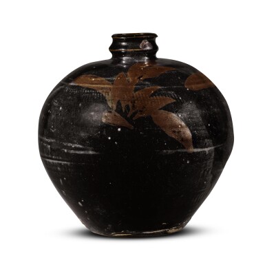 View full screen - View 1 of Lot 554. A russet-painted black-glazed vase, Northern Song / Jin dynasty | 北宋 / 金 黑釉鐵銹花紋小口瓶.