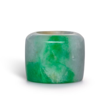 View full screen - View 1 of Lot 260. A JADEITE THUMB RING, QING DYNASTY, 19TH CENTURY | 清十九世紀 翠玉扳指.