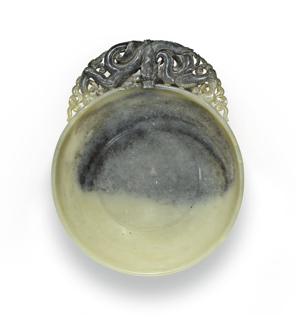 Voir en plein écran - Voir 1 du lot 175. A RARE GREY AND CELADON JADE BOWL, QING DYNASTY, 17TH/18TH CENTURY | 清十七/十八世紀 灰青玉穿花游龍柄盌.