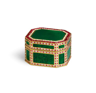 View full screen - View 1 of Lot 183. An embellished gilt-metal snuff box and cover Qing dynasty, 18th/19th century | 清十八/十九世紀 鎏金銅嵌寳八方蓋盒.