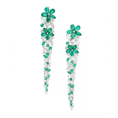 View full screen - View 1 of Lot 43. GRAFF | PAIR OF EMERALD AND DIAMOND PENDENT EARRINGS.