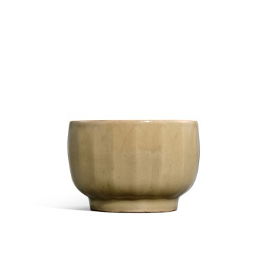 View full screen - View 1 of Lot 5590. A Longquan celadon-glazed 'lotus' bowl, Song dynasty | 宋 龍泉窰青釉蓮瓣紋盌.