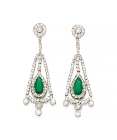 View full screen - View 1 of Lot 26. PAIR OF EMERALD AND DIAMOND PENDENT EARRINGS (PAIO DI ORECCHINI PENDENTI IN SMERALDI E DIAMANTI) .