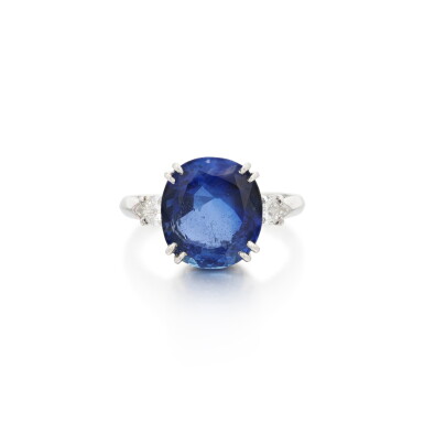 View full screen - View 1 of Lot 95. Bague saphir et diamants | Sapphire and diamond ring.