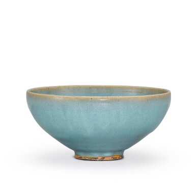 View full screen - View 1 of Lot 383. A LARGE JUNYAO BLUE-GLAZED BOWL NORTHERN SONG - JIN DYNASTY | 北宋至金 鈞窰天青釉歛口大盌.