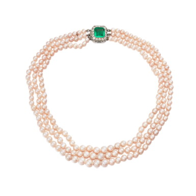 View full screen - View 1 of Lot 236. Collier perles fines et émeraude | Natural pearl and emerald necklace.