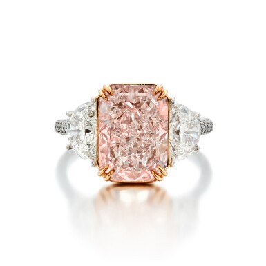 View full screen - View 1 of Lot 1413. FANCY PINK DIAMOND AND DIAMOND RING | 5.07克拉 彩粉紅色鑽石 配 鑽石 戒指.