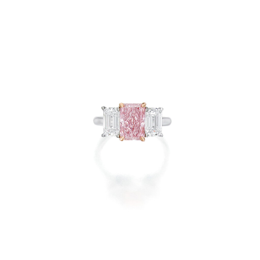 View full screen - View 1 of Lot 477. FANCY PINK DIAMOND AND DIAMOND RING | 彩粉紅色鑽石配鑽石戒指.