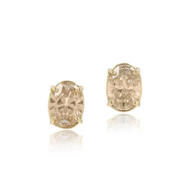 View full screen - View 1 of Lot 123. Paire de clous d'oreille diamants Fancy Yellowish Brown | Pair of Fancy Yellowish Brown diamond ear studs.