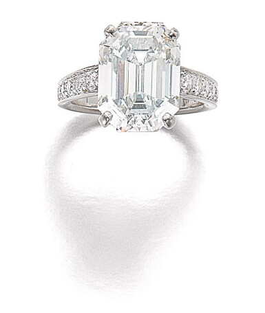 View full screen - View 1 of Lot 62. DIAMOND RING.