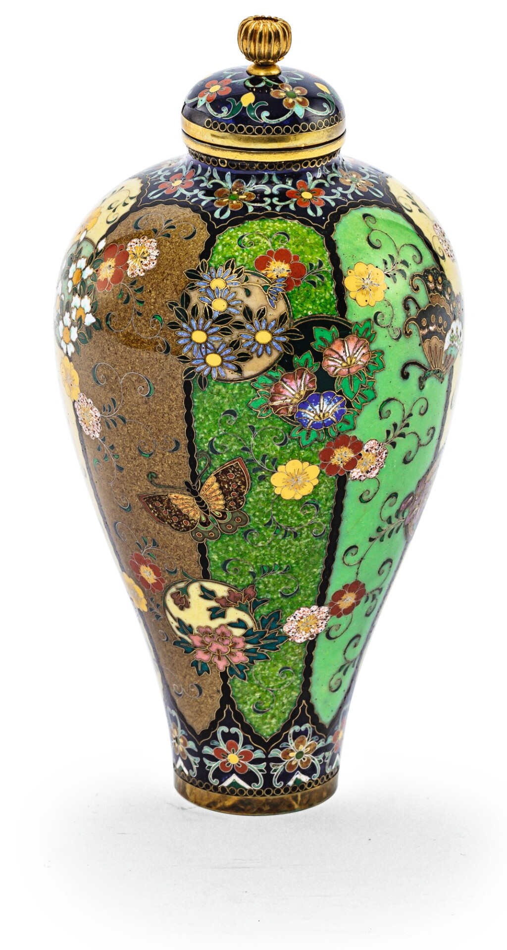 View full screen - View 1 of Lot 122. PETIT VASE COUVERT EN ÉMAUX CLOISONNÉS , ATELIER DE NAMIKAWA YASUYUKI (1845-1927) JAPON, FIN DU XIXE SIÈCLE | 日本 十九世紀末 並河靖之(1845-1927年)作坊製掐絲琺瑯蓋瓶 《京都並河》款 |A small cloisonné enamel vase with cover, workshop of Namikawa Yasuyuki (1845-1927), Japan, late 19th century, signed Kyoto Namikawa.