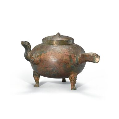 View full screen - View 1 of Lot 1057. A bronze tripod pouring vessel, he, Eastern Zhou dynasty, Warring States period - Han dynasty | 東周戰國至漢 青銅熊足獸流盉.