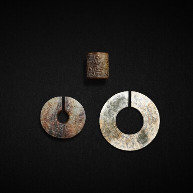 View full screen - View 1 of Lot 539. Two celadon jade slit rings, jue, and a jade 'dragon' bead, Eastern Zhou dynasty, Spring and Autumn period | 戰國春秋 青玉龍紋玦兩件及蟠虺紋玉勒一件.