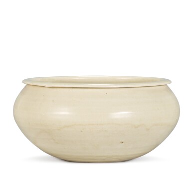 View full screen - View 1 of Lot 1015. A large Southern white-glazed alms bowl, Northern Song dynasty | 北宋 南方白釉大缽.
