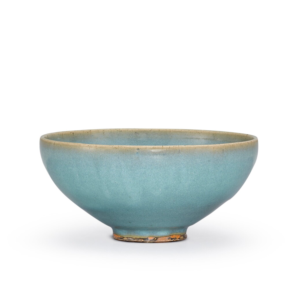 Voir en plein écran - Voir 1 du lot 383. A LARGE JUNYAO BLUE-GLAZED BOWL NORTHERN SONG - JIN DYNASTY | 北宋至金 鈞窰天青釉歛口大盌.