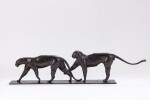 Deux léopards marchant, le mâle lève une patte