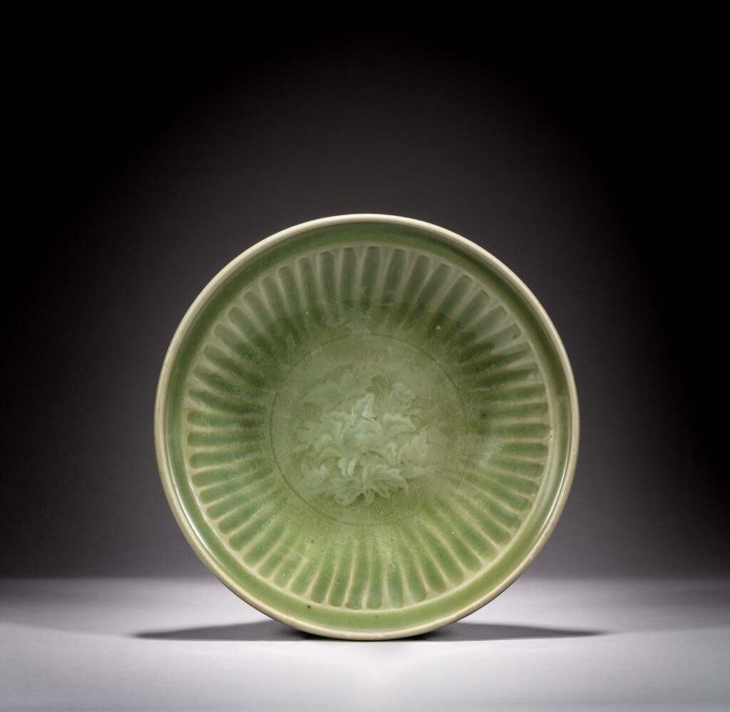 View full screen - View 1 of Lot 5. A 'Longquan' celadon dish, Yuan - early Ming dynasty | 元至明初 龍泉青釉盤.