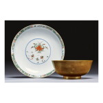 A CHINESE CAFÉ-AU-LAIT AND GILT-GROUND INCISED FAMILLE-VERTE BOWL AND DISH QING DYNASTY, KANGXI PERIOD | 清康熙 外醬釉描金内刻花五彩荷塘鴛鴦圖盌及托盤一套