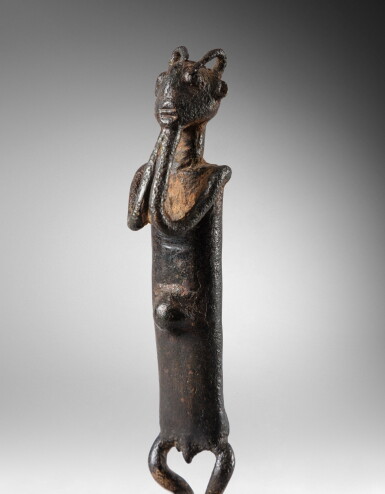 View full screen - View 1 of Lot 1. Statuette anthropozoomorphe, Senoufo, Côte d'Ivoire | Anthropozoomorphic Figurine, Senufo, Côte d'Ivoire.