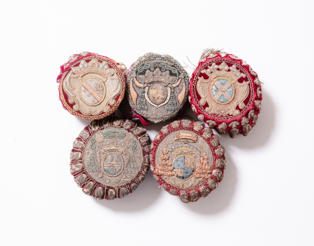 View full screen - View 1 of Lot 13. A set of five Louis XV and Louis XVI game purses in velvet embroidery with gold and silver threads, with various coat-of-arms, 18th century | Ensemble de cinq bourses de jeux en velours et broderie aux fils d’or et d’argent, avec des armoiries d'époque Louis XV et Louis XVI, XVIIIe siècle.