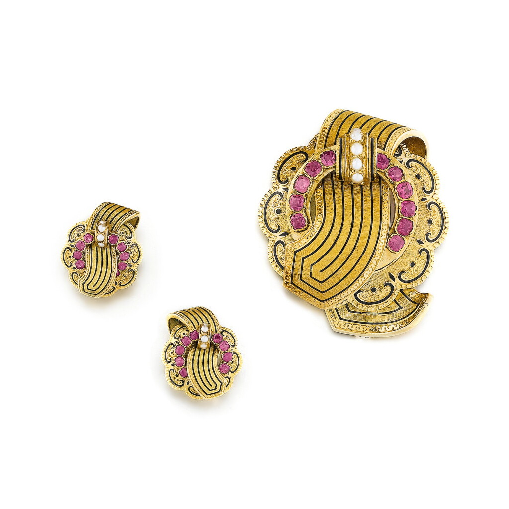 View full screen - View 1 of Lot 306. Demi parure émail, grenats et perles fines, fin du 19e siècle | Enamel, garnet and natural pearls demi-parure, late 19th century.