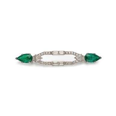 View full screen - View 1 of Lot 1901. Emerald and Diamond Lapel Pin, circa 1920 | 卡地亞 | 「哥倫比亞」祖母綠 配 鑽石 胸針(祖母綠總重9.48克拉),年份約1920年.