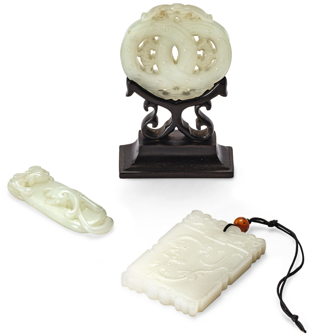 全螢幕檢視 - 查看57ENSEMBLE DE TROIS PENDENTIFS ARCHAÏSANT EN JADE CÉLADON PÂLE SCULPTÉ DYNASTIE QING | 清 青白玉器一組三件 | A group of three pale celadon jade carvings, Qing Dynasty的1