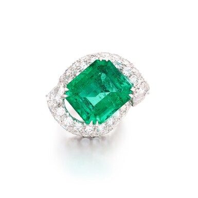 View full screen - View 1 of Lot 61. Emerald and diamond ring | Bague émeraude et diamants.