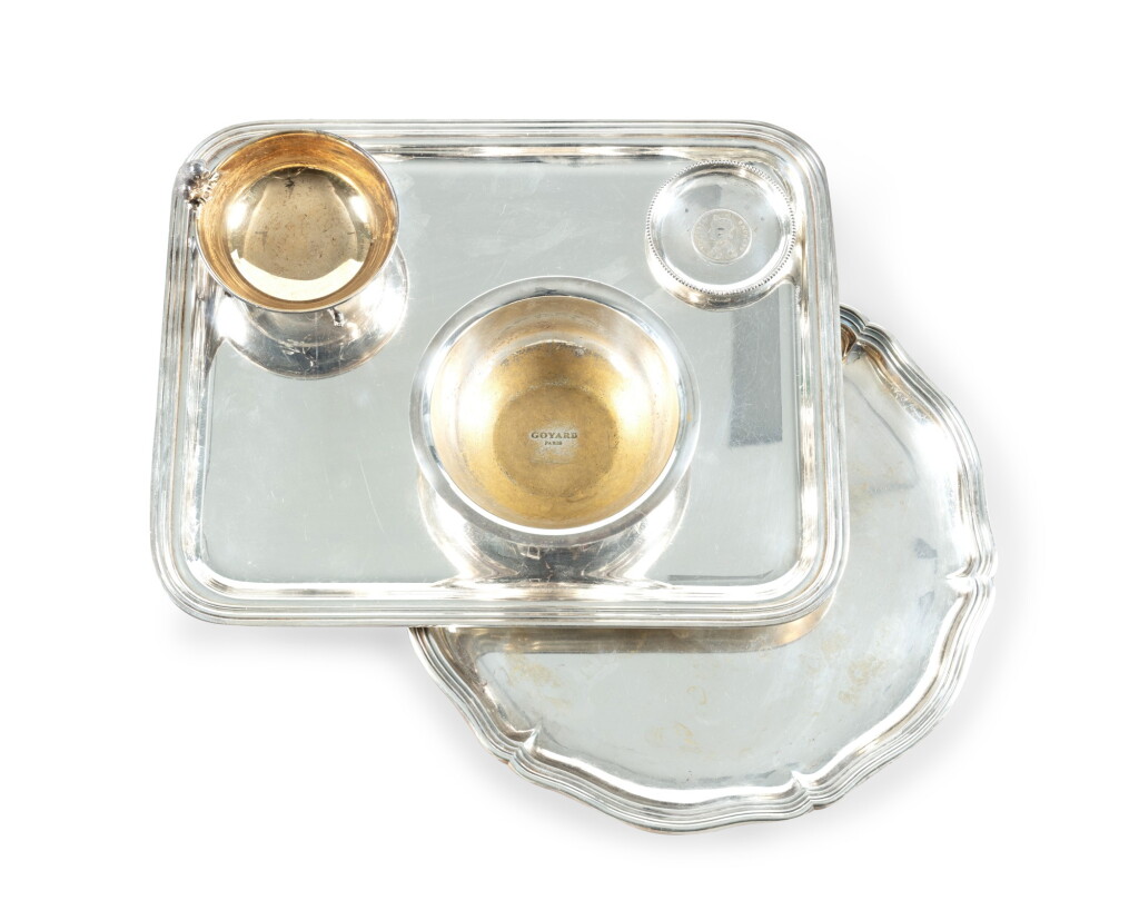 View full screen - View 1 of Lot 2028. A silver and silver-plated group comprising three bowls, one engraved CHOUPETTE, a tray and a plate | Groupe en argent et métal argenté comprenant trois coupelles dont une gravée CHOUPETTE, un plateau et une assiette.
