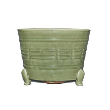 View full screen - View 1 of Lot 146. A large carved 'Longquan' celadon-glazed 'trigram' tripod censer, Yuan / Ming dynasty | 元 / 明 龍泉窰青釉刻花八卦紋三足爐.