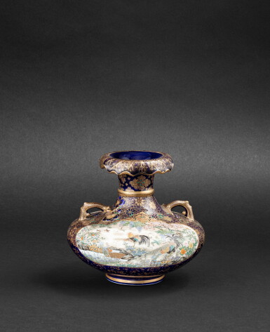 View full screen - View 1 of Lot 254. Vase pansu en satsuma, signé Kinkozan Japon, époque Meiji | 日本 明治時期 薩摩燒開光人物故事、花鳥圖瓶 「錦光山造」款 | A Satsuma earthenware vase, signed Kinkozan zo and impressed mark Kinkozan, Japan, Meiji period.