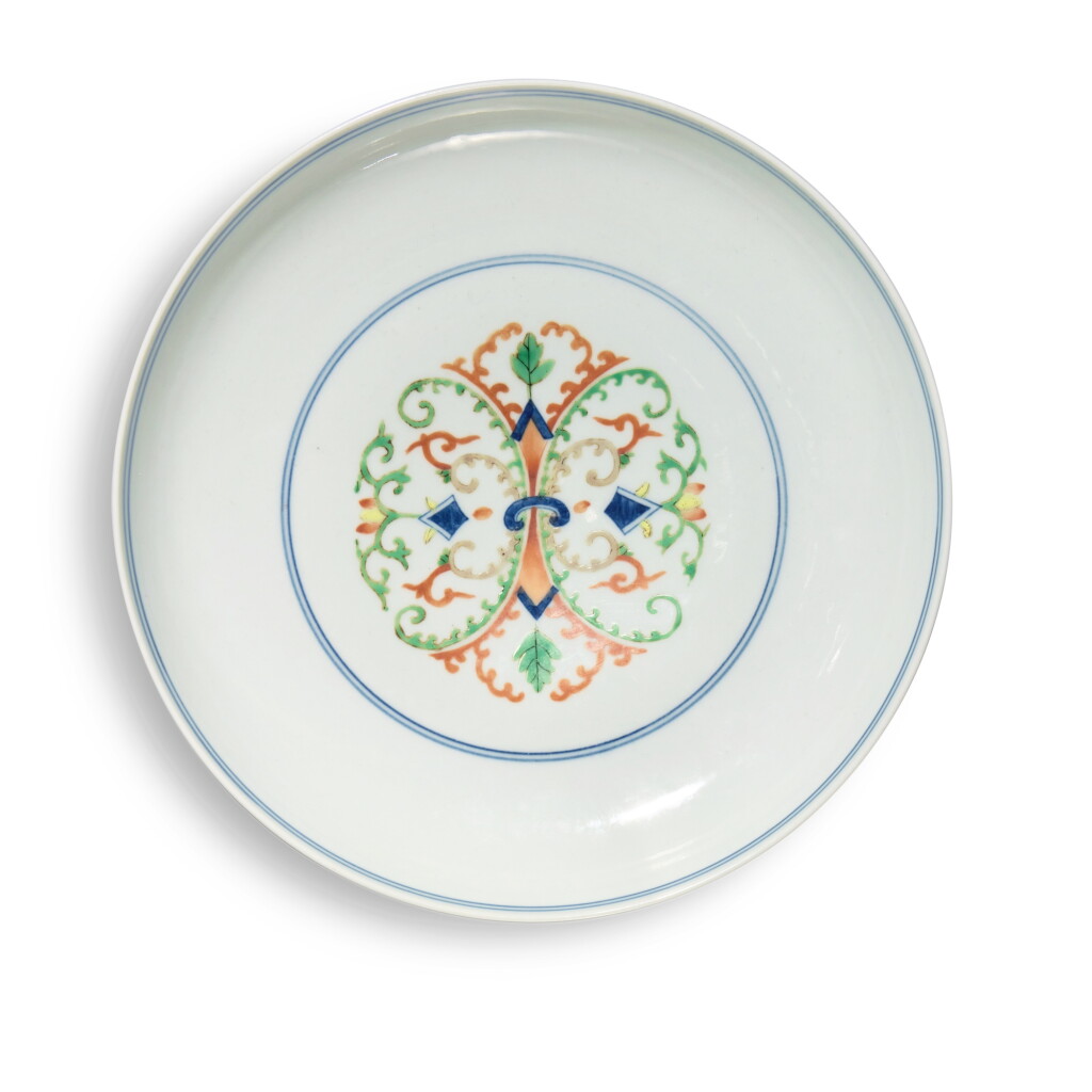Voir en plein écran - Voir 1 du lot 758. A doucai 'scroll' dish, Seal mark and period of Daoguang | 清道光 鬥彩忍冬紋盤 《大清道光年製》款.