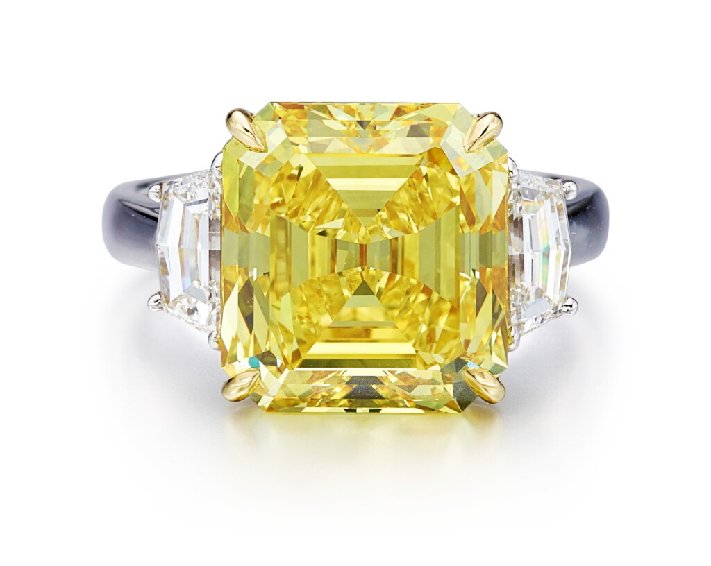 View full screen - View 1 of Lot 1015. FANCY VIVID YELLOW DIAMOND AND DIAMOND RING | 7.18卡拉 方形 艷彩黃色 VS1淨度 鑽石 配 鑽石 戒指.