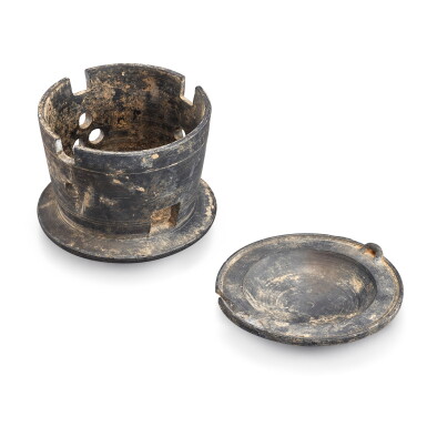 View full screen - View 1 of Lot 5005. A black pottery tea brazier, Tang dynasty 唐 黑陶茶爐及茶釜.