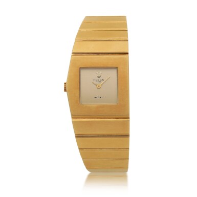 View full screen - View 1 of Lot 49. QUEEN MIDAS, REF 4313 YELLOW GOLD LEFT-HANDED BRACELET WATCH WITH RARE ORIGINAL PRESENTATION CASE IN THE FORM OF A GREEK VASE CIRCA 1977.