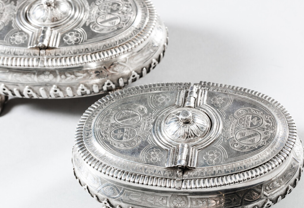 View full screen - View 1 of Lot 411. A pair of silver spice boxes, Noël-Charles Langlois, Paris, 1709-1710 | Paire de boîtes à épices en argent par Noël-Charles Langlois, Paris, 1709-1710.