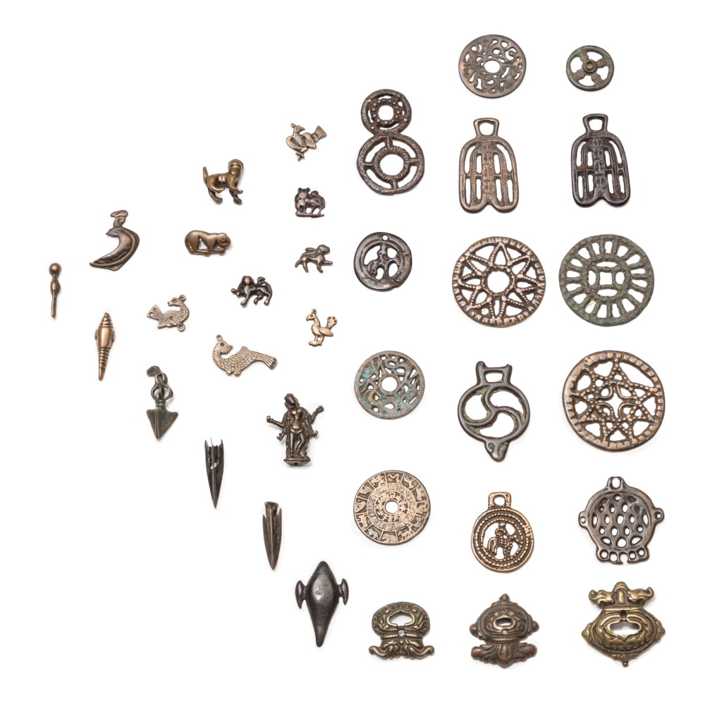 全萤幕检视 - 查看41A study collection of thirty-four ornaments, Thokcha, Tibet and other Himalayan regions, 10th/14th century | 西藏及喜馬拉雅其他地區 十至十四世紀 托查一組三十四件的1