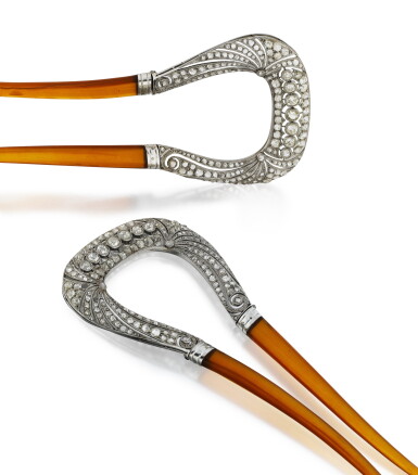 View full screen - View 1 of Lot 180. Paire de peignes à cheveux corne, platine et diamants | Pair of horn, platinum and diamond hair combs.