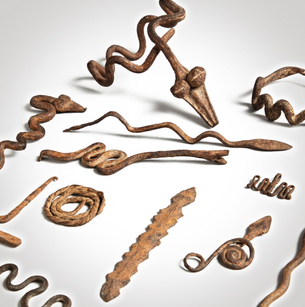View full screen - View 1 of Lot 136. Ensemble de treize serpents et bracelets, Senoufo, Côte d'Ivoire, Dogon, Mali, Gan et Lobi, Burkina Faso | Group of thirteeen Snakes and Bracelets, Senufo, Côte d'Ivoire, Dogon, Mali, Gan et Lobi, Burkina Faso .